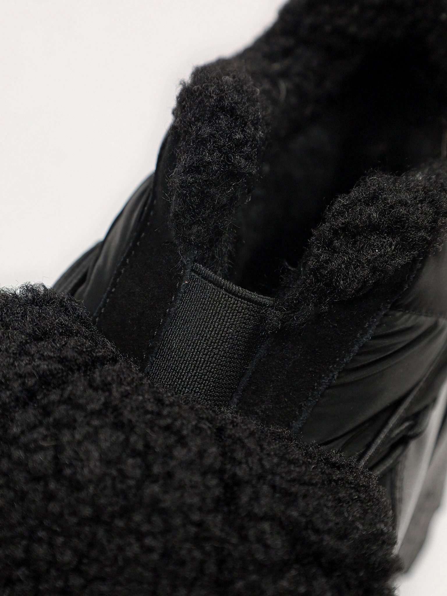 Кроссовки комбинированные черного цвета на рельефной подошве